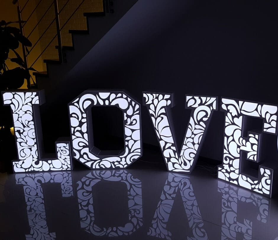 Litery LOVE z plexi - ażurowe - wynajem napis LOVE