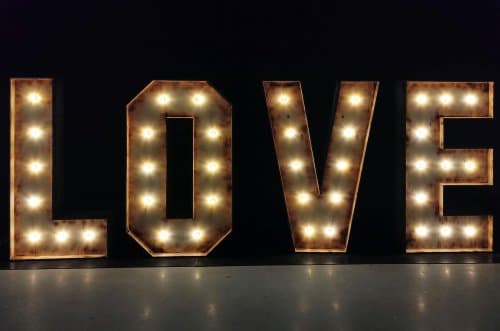 Drewniane litery LOVE podświetlane żarówkami LED (styl RETRO) napis WĄSKI - wynajem napis LOVE
