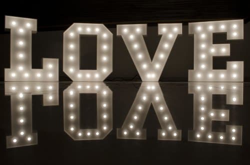 Litery LOVE z kolorowym podświetleniem (LED RGB) napis WĄSKI - wynajem napis LOVE
