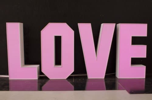 Opalane drewniane litery LOVE podświetlane żarówkami LED (styl RETRO) napis WĄSKI - wynajem napis LOVE
