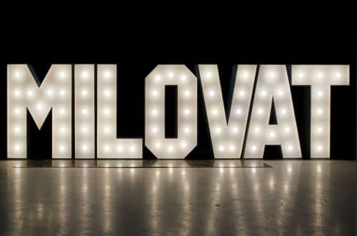 Litery MILOVAT podświetlane żarówkami LED (styl RETRO) - wynajem napis Miłość