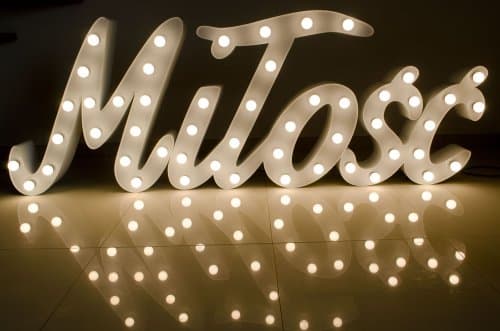 Pisana Miłość napis podświetlany żarówkami LED (styl RETRO) wariant BIAŁY - wynajem napis Miłość