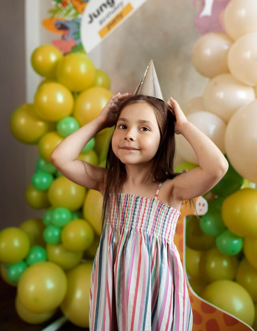 Dziecko na urodzinach z balonami w stylu dżungli
